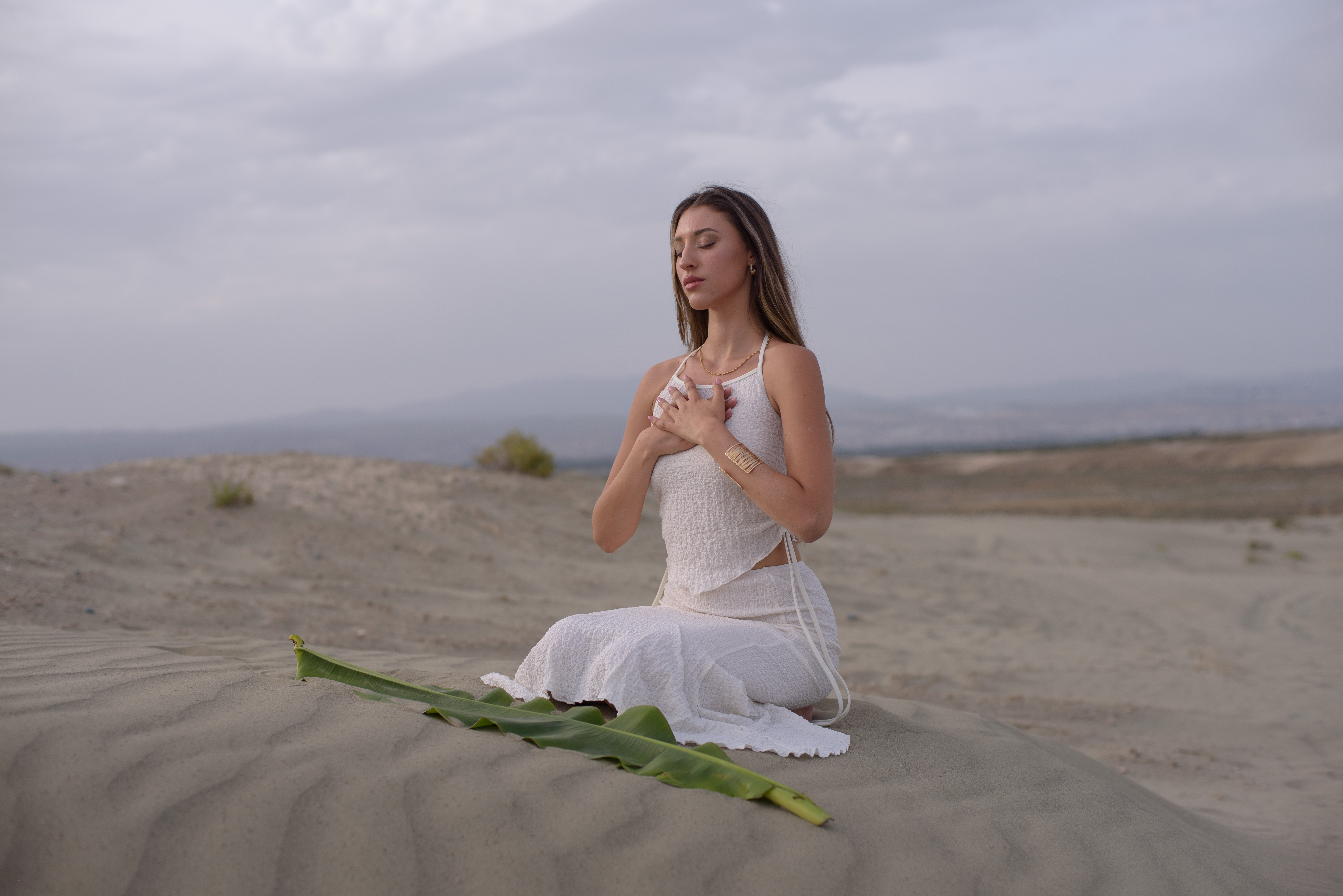 Lorena - Human Design Health Expertin, meditierend in der Natur