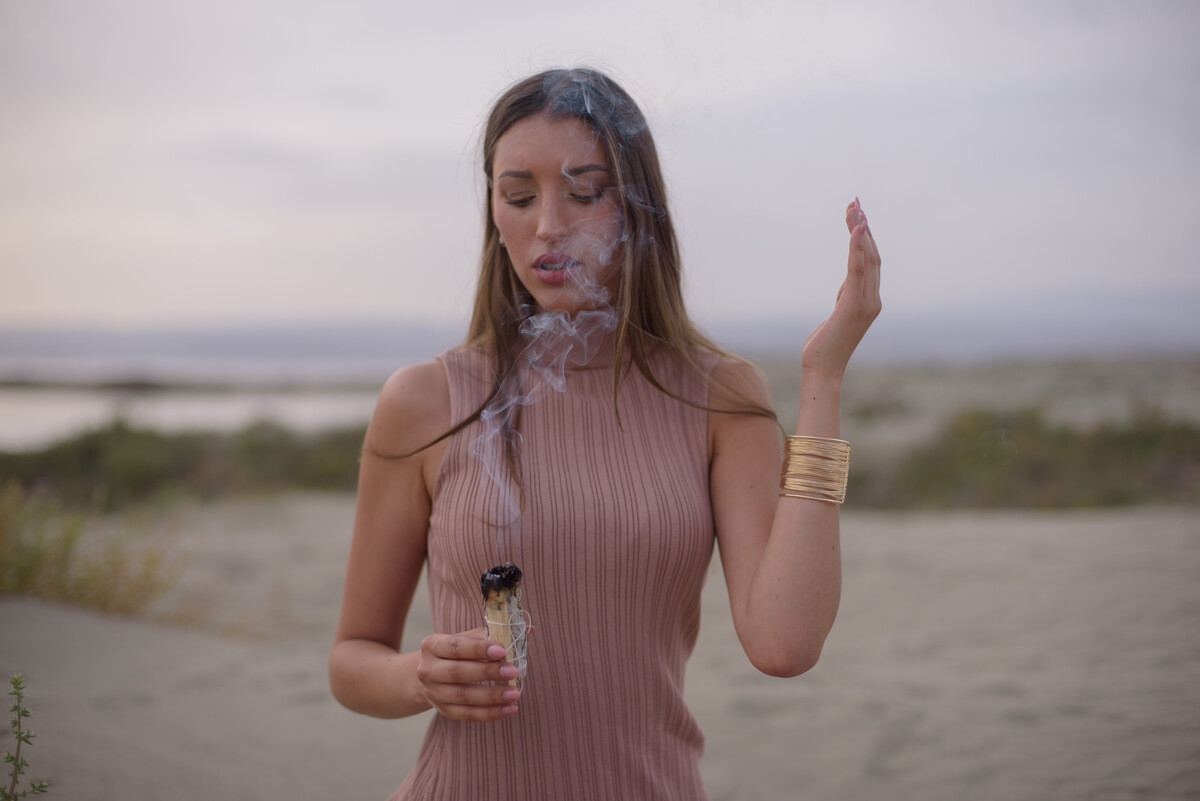 Lorena bei einem Räucherritual